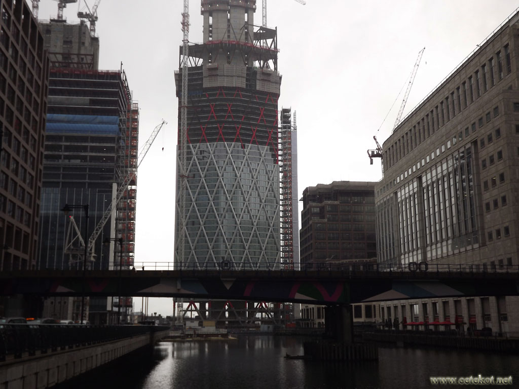 Лондон: строят очередной небоскрёб в Canary Wharf.