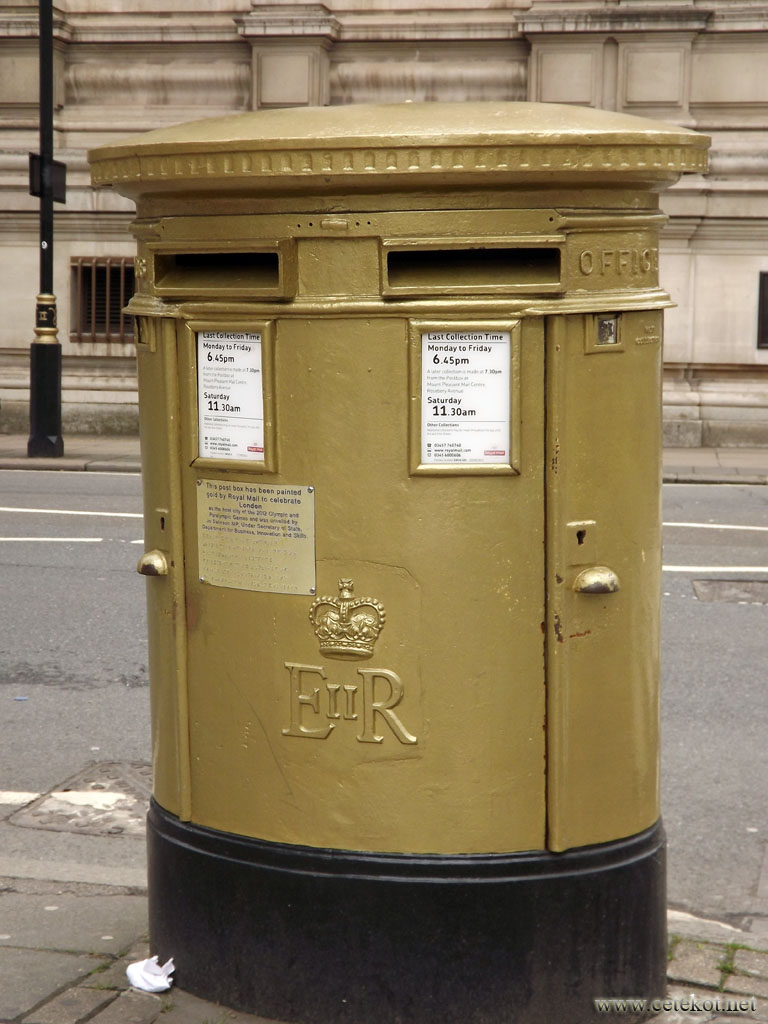 Лондон: золотой почтовый ящик около Вестминстерского дворца.