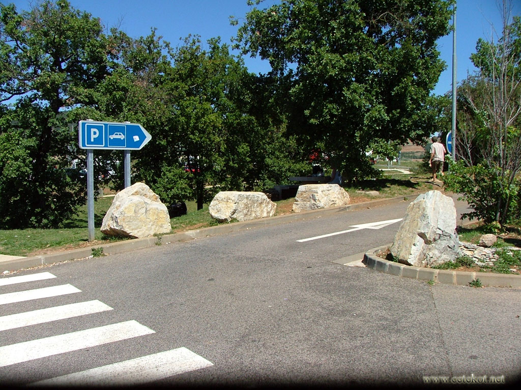 Южная Франция. Камни на парковке. И попробуй не впишись.