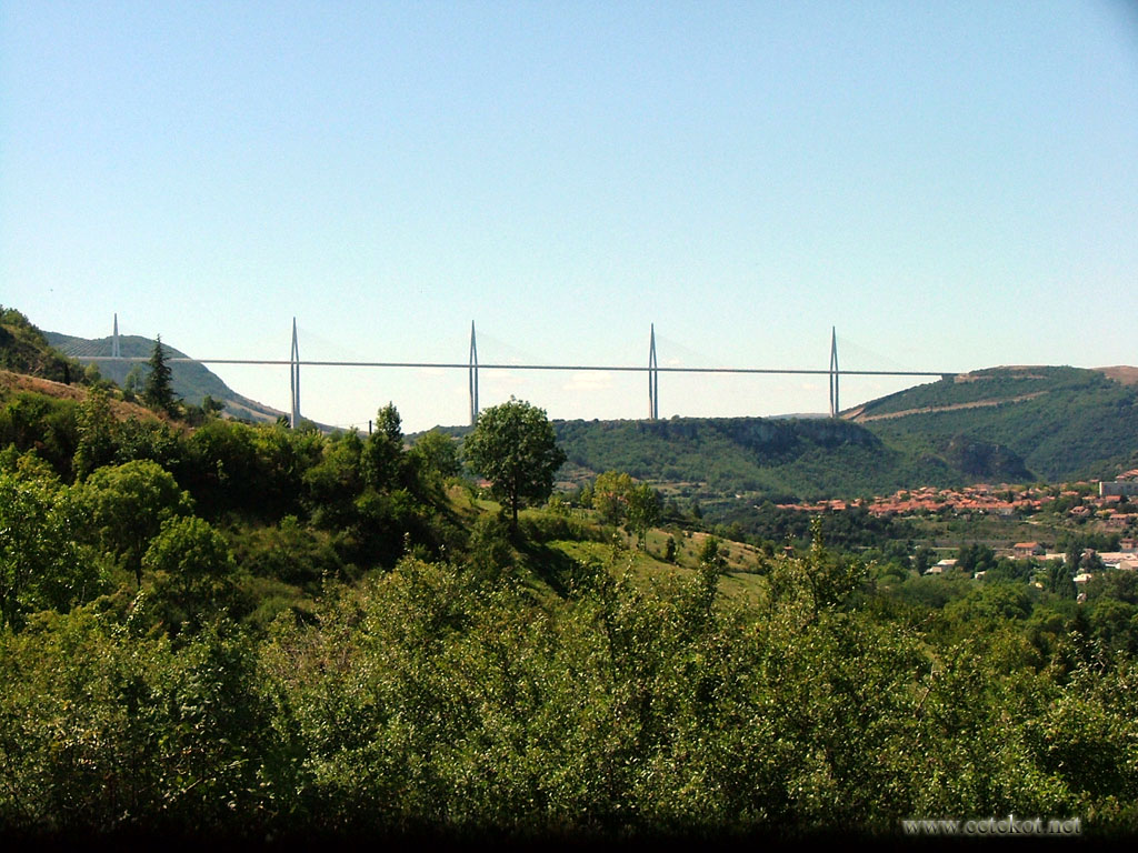 Южная Франция. Мост над долиной.