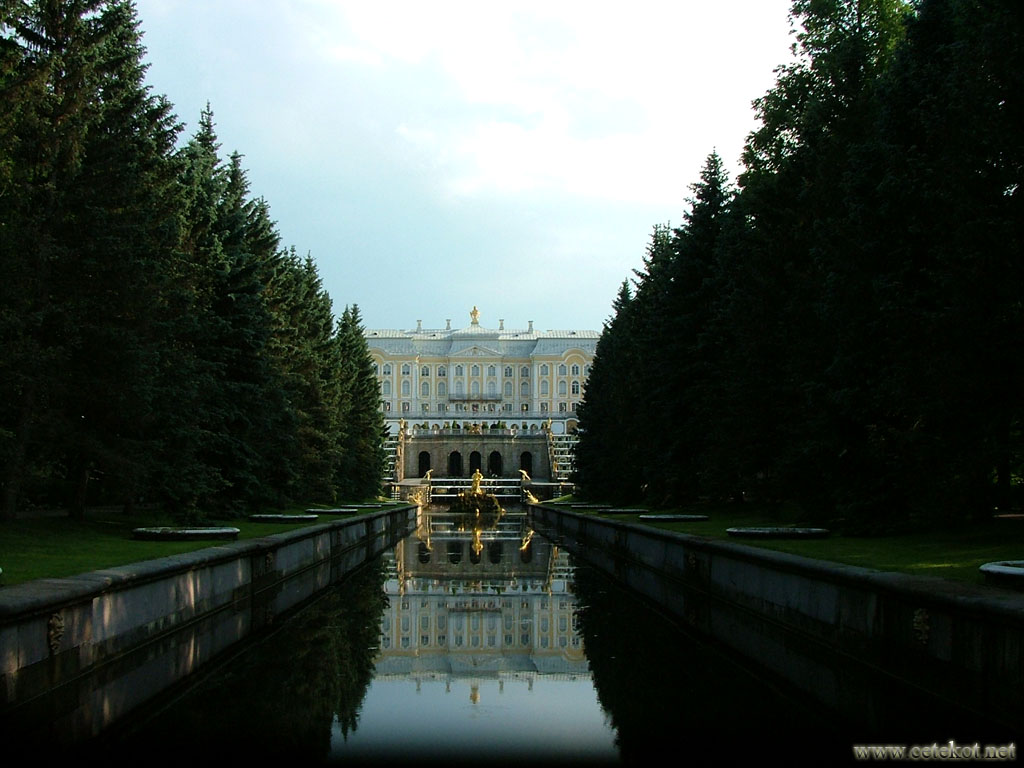 Петергоф: Большой Петергофский дворец с аллеи Фонтанов.