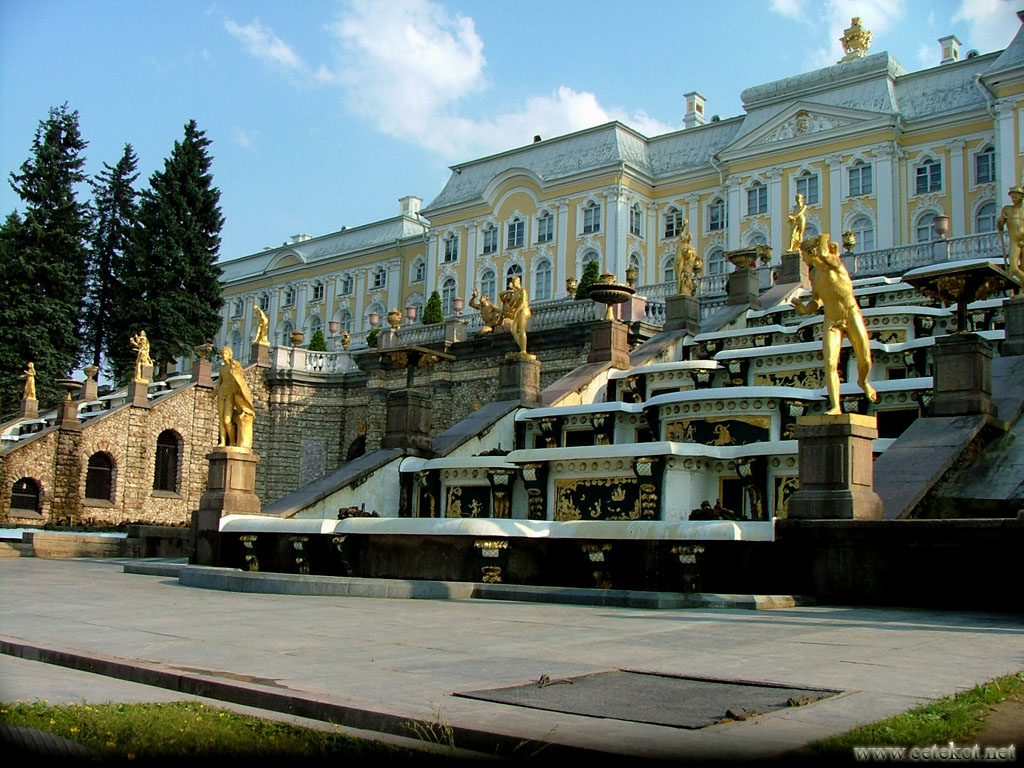 Петергоф: Большой Петергофский дворец и неработающие фонтаны.