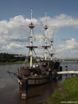 Новгород: корабль-ресторан с берега.