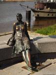 Новгород: скульптура девушка-туристка.