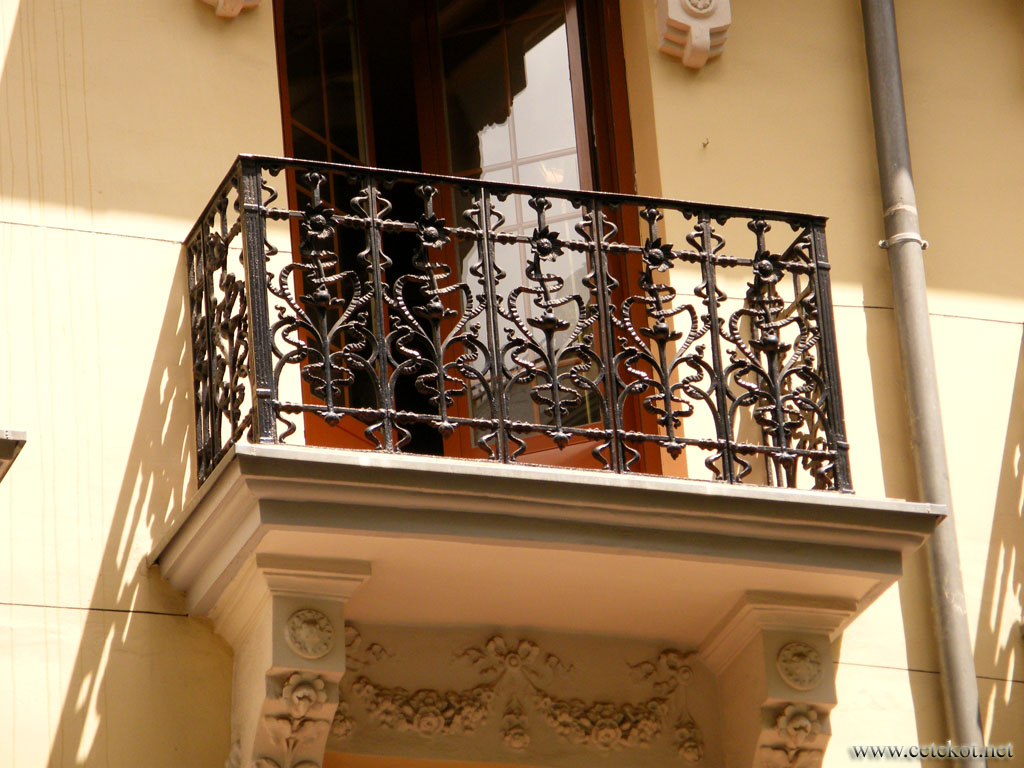 Мадрид: каждый балкон - особенный.
