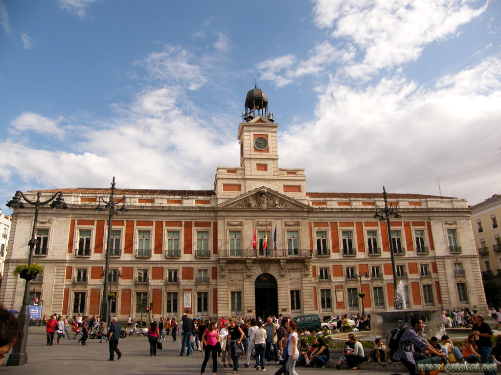 Мадрид: врата Солнца ( Puerta del Sol ).