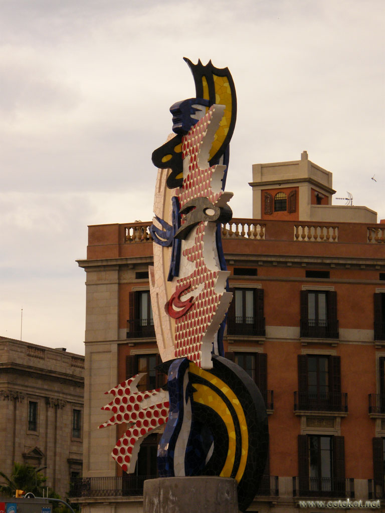 Барселона: новый памятник у набережной.