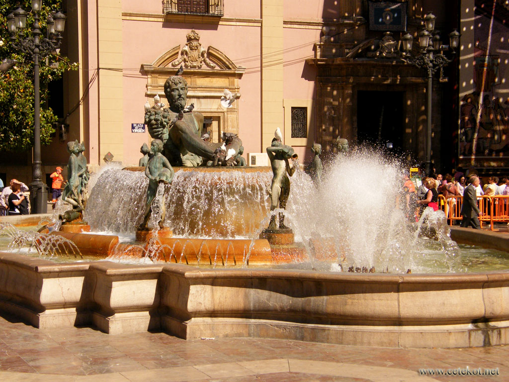 Валенсия: фонтан на площади Сео.