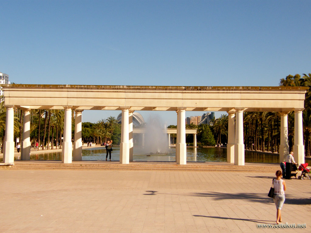 Валенсия: фонтаны в парковой полосе.