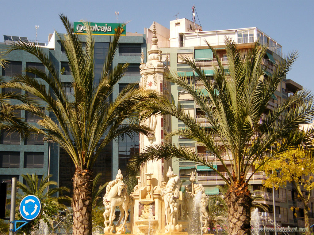 Аликанте: памятник на Plaza de los Luceros.