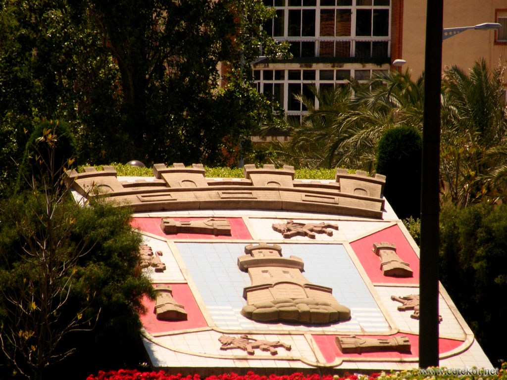 Картахена: предположительно - герб города ( на plaza de Reina Maria Christina ).