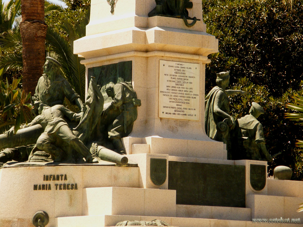 Картахена: памятник на набережной.