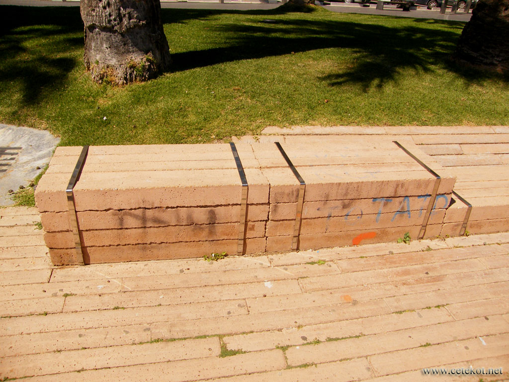 Картахена: скамейки из каменных брусков.