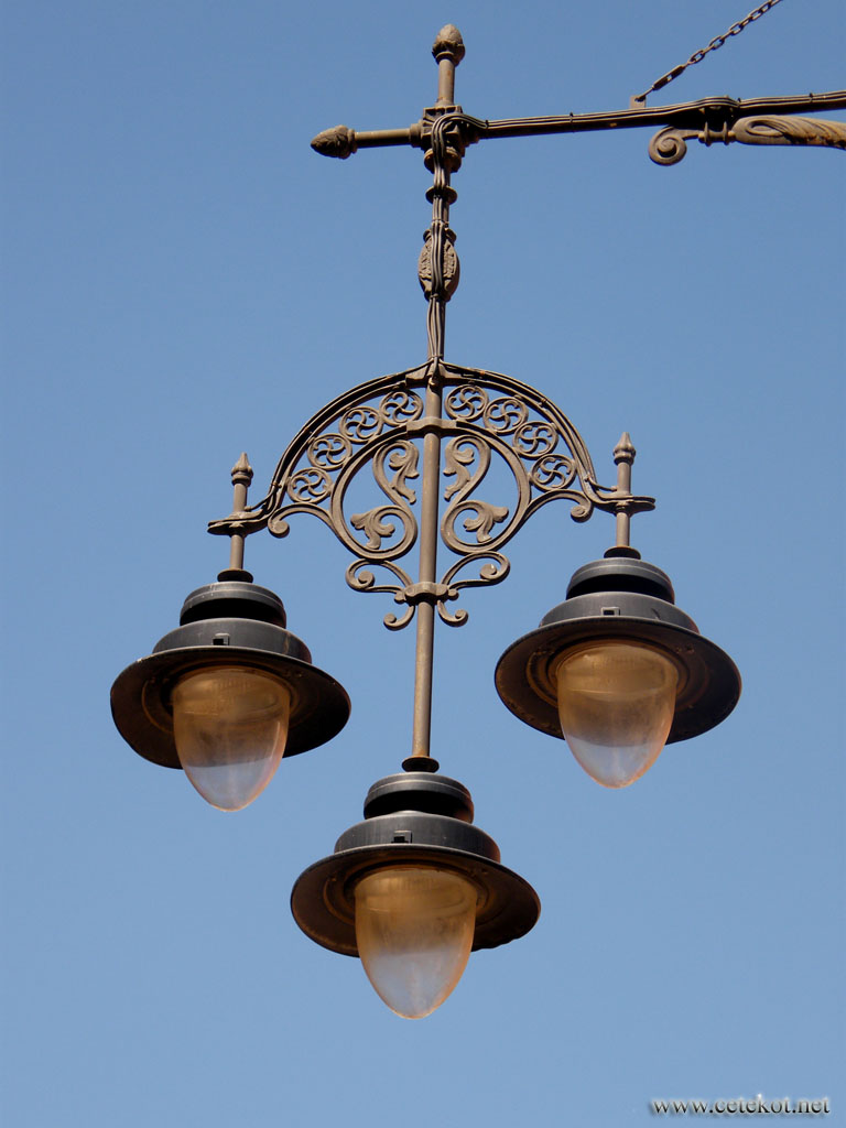 Картахена: уличные фонари.