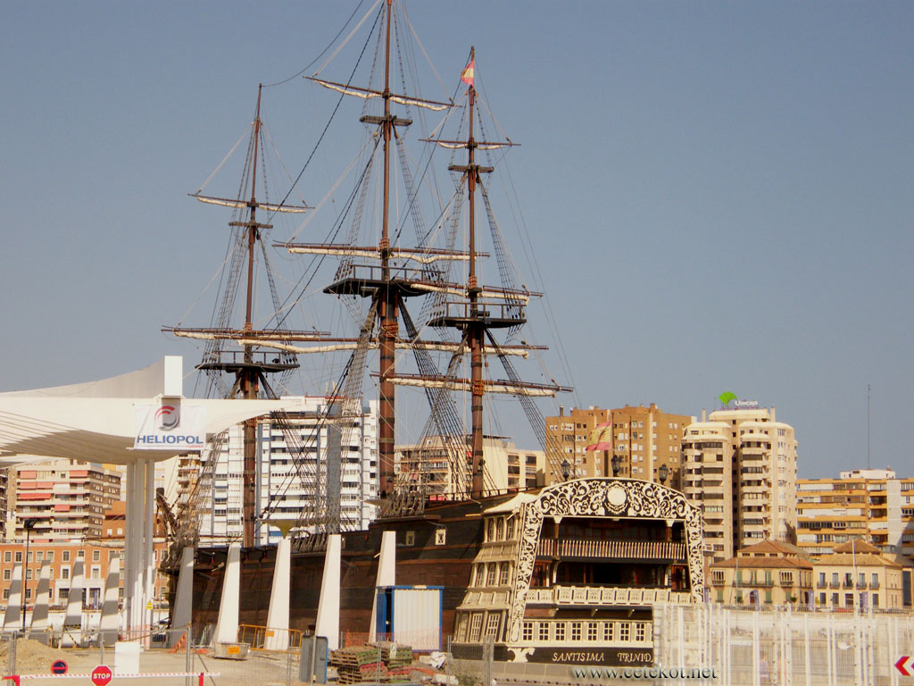 Малага: модель «Святейшей Троицы» ( Santisima Trinidad y Nuestra Señora del Buen Fin ) в порту.
