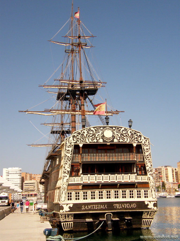 Малага: модель «Святейшей Троицы» ( Santisima Trinidad y Nuestra Señora del Buen Fin ) в порту.