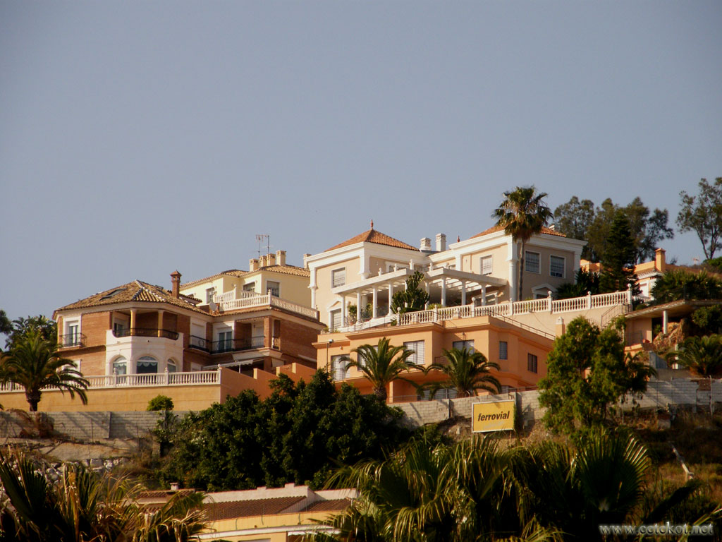 Малага: здания на берегу.
