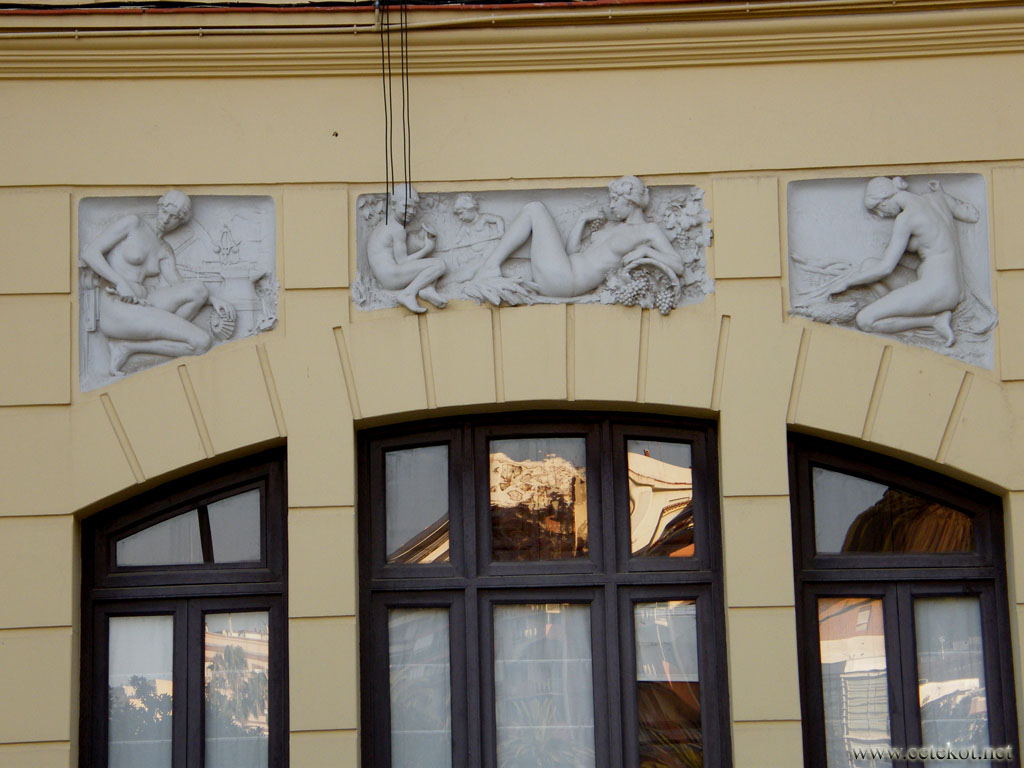 Малага: фигуры на фасаде.