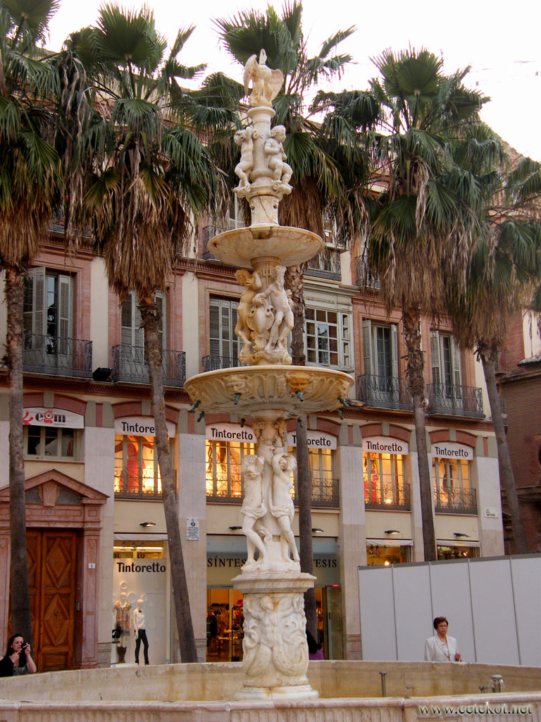 Малага: фонтан на центральной площади.