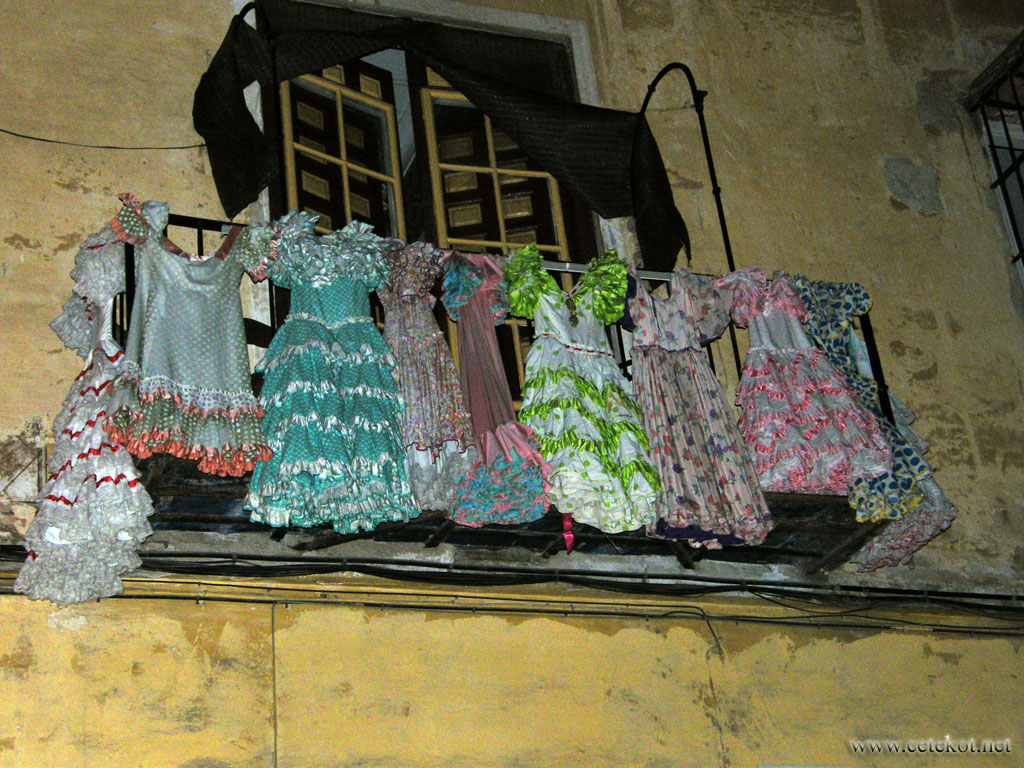Малага: сувенирный магазин ночью.
