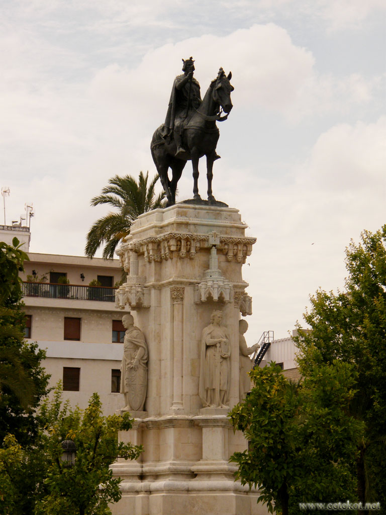 Севилья: памятник на Plaza Nueva.