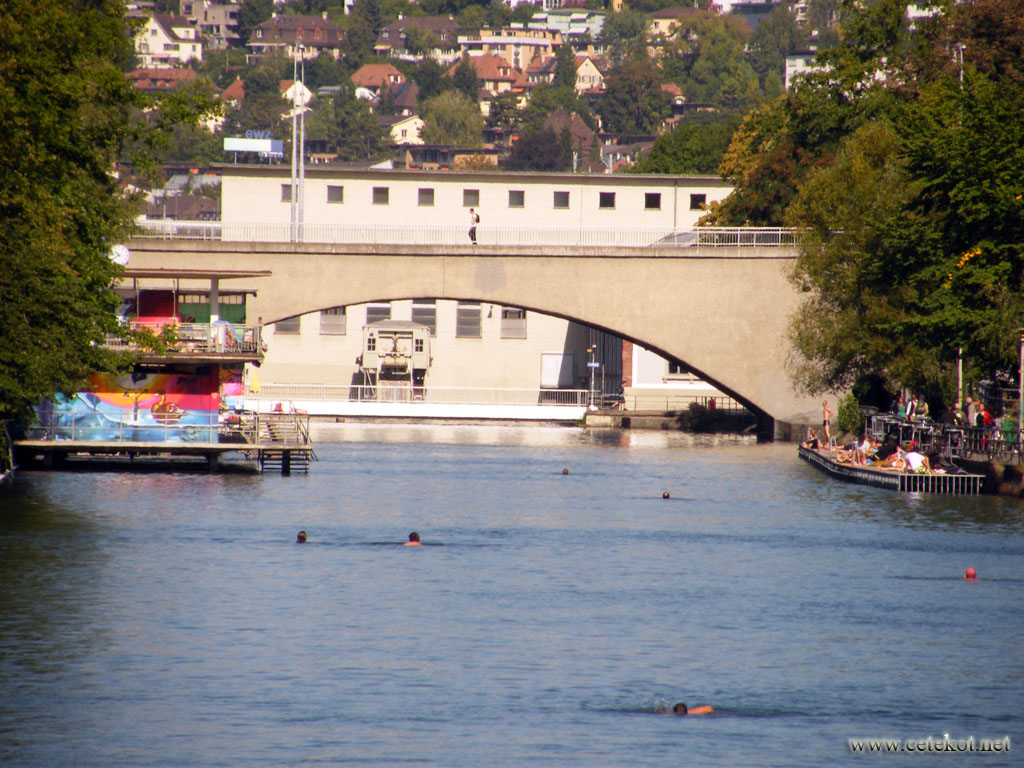 Цюрих: жители плавают в Лиммате.