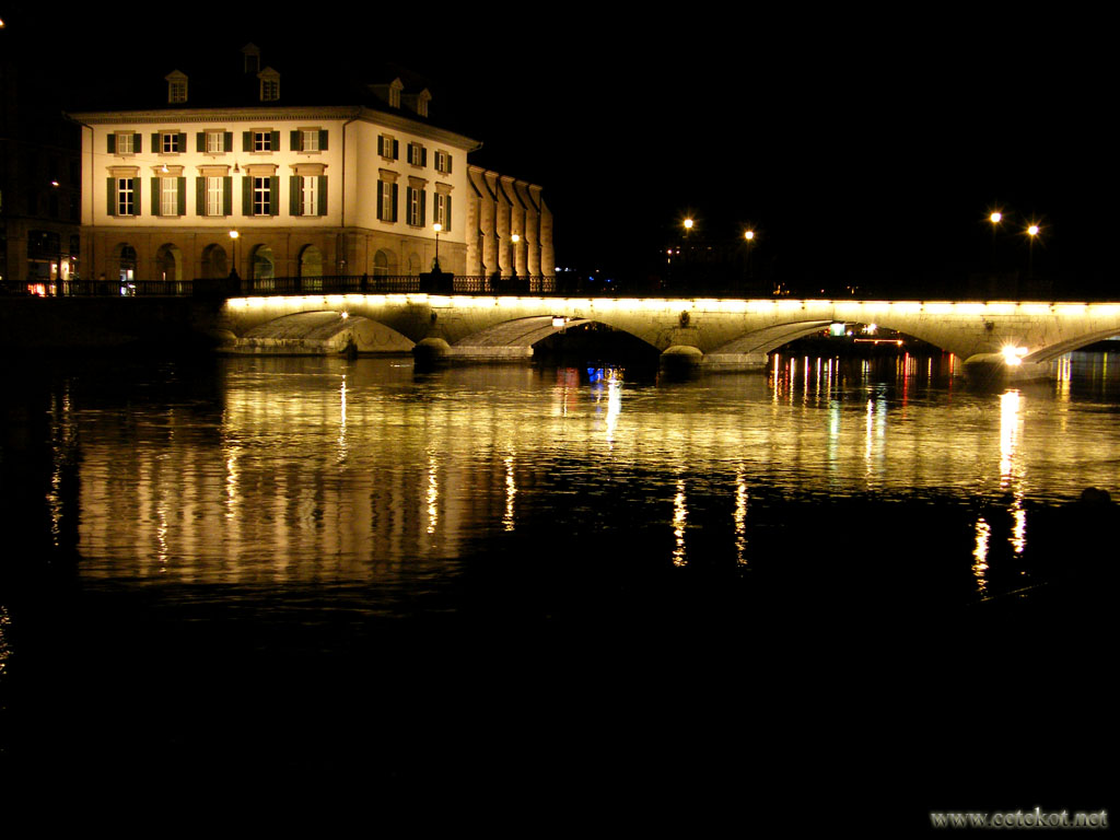 Цюрих: ночной мост Münsterbrücke.