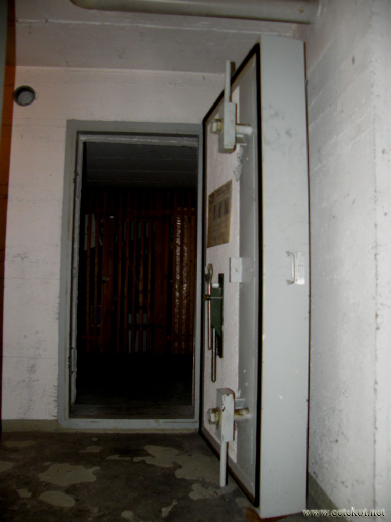 Цюрих: вход в бомбоубежище в подвале.