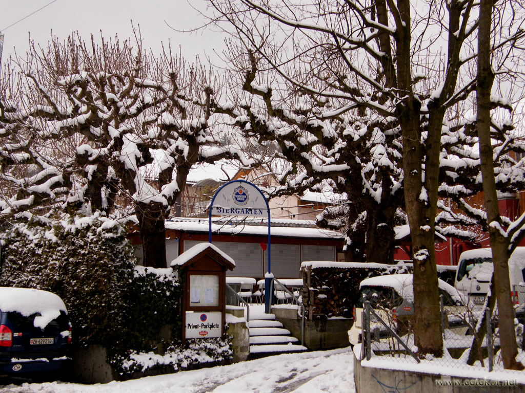 Цюрих: снег в марте, ресторан ещё не почистили.