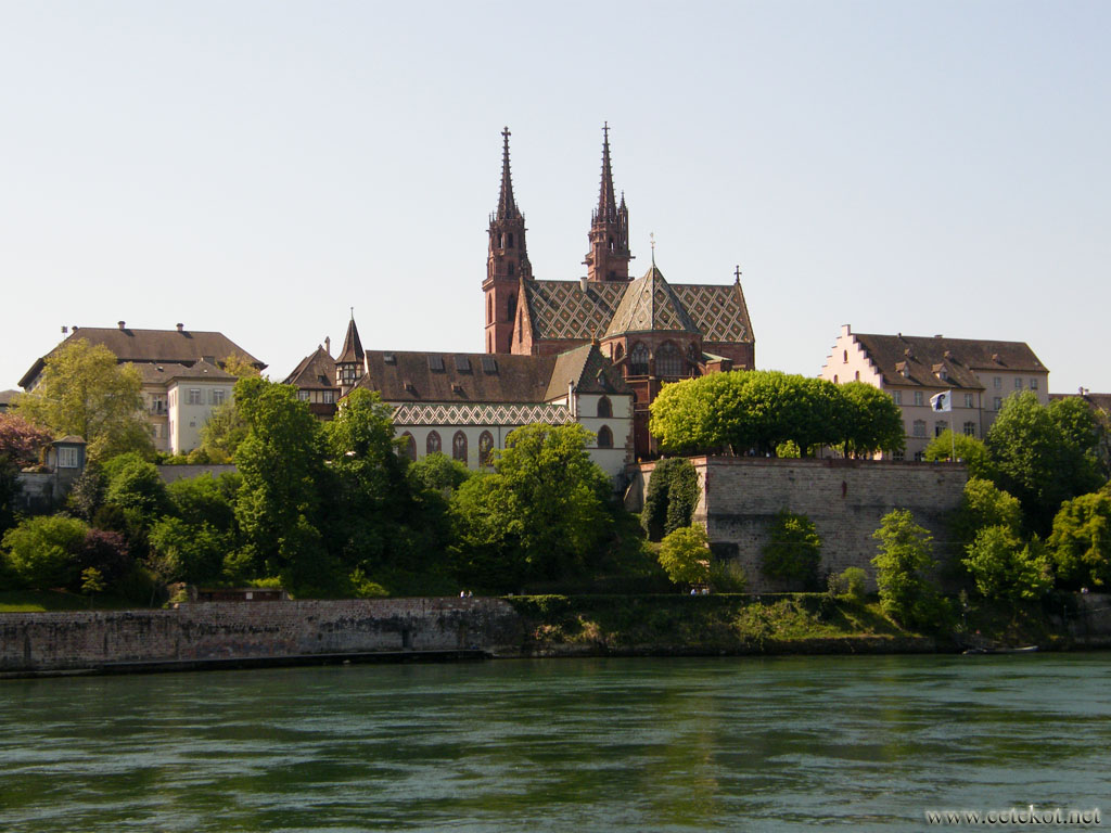 Базель: вид на собор с реки.