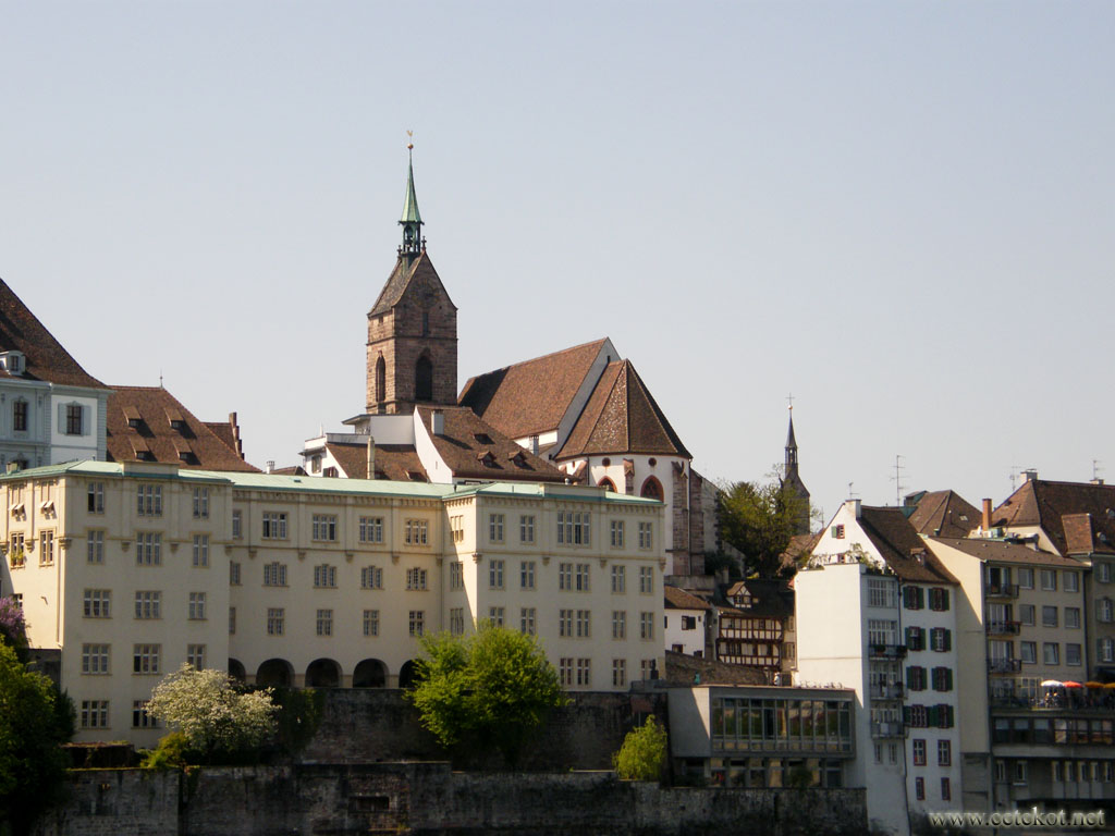 Базель: дома и собор на берегу Рейна.