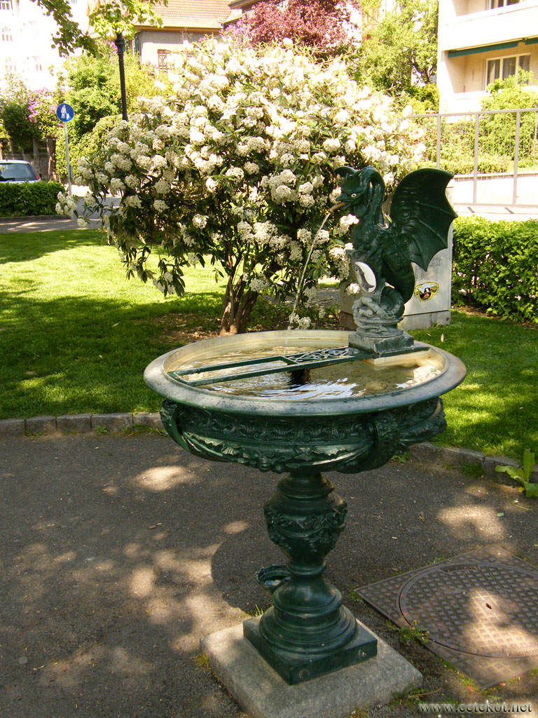 Базель: фонтан на набережной.