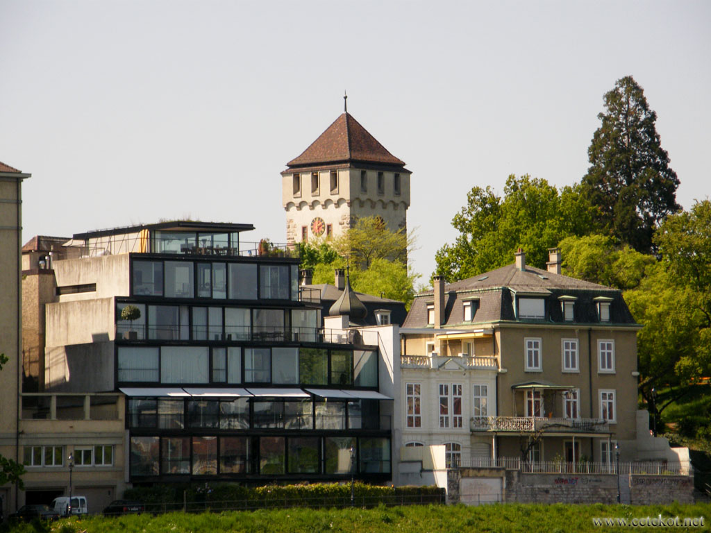 Базель: жилые дома на берегу Рейна.