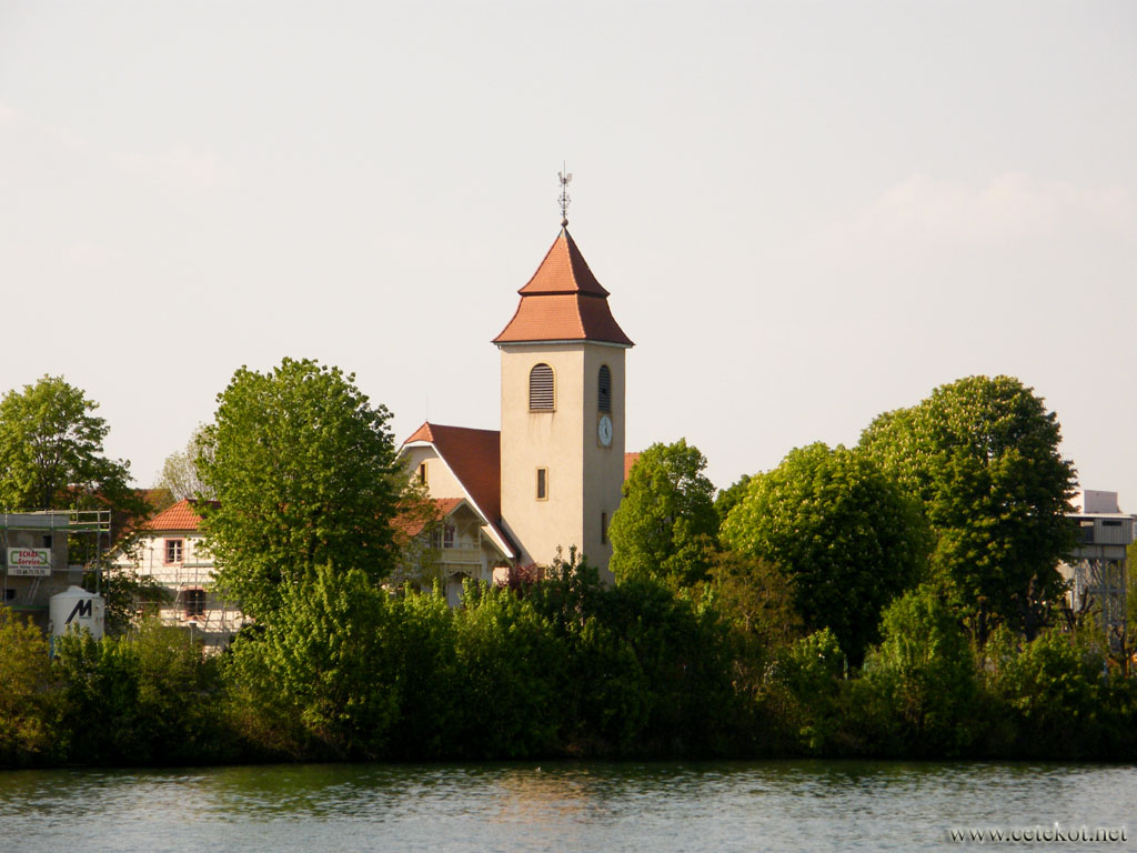 Базель: церковь на берегу Рейна.
