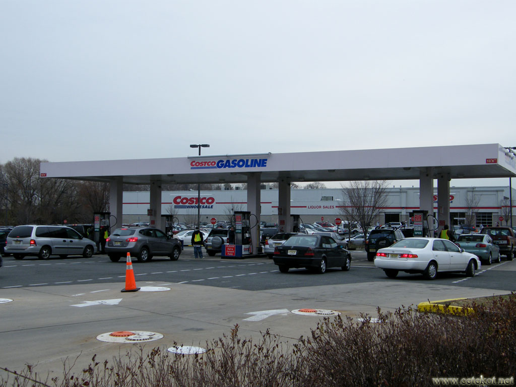 Окрестности Clifton, NJ: заправка и супермаркет.