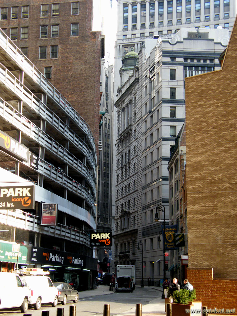 Нью Йорк: типичный вид улицы.