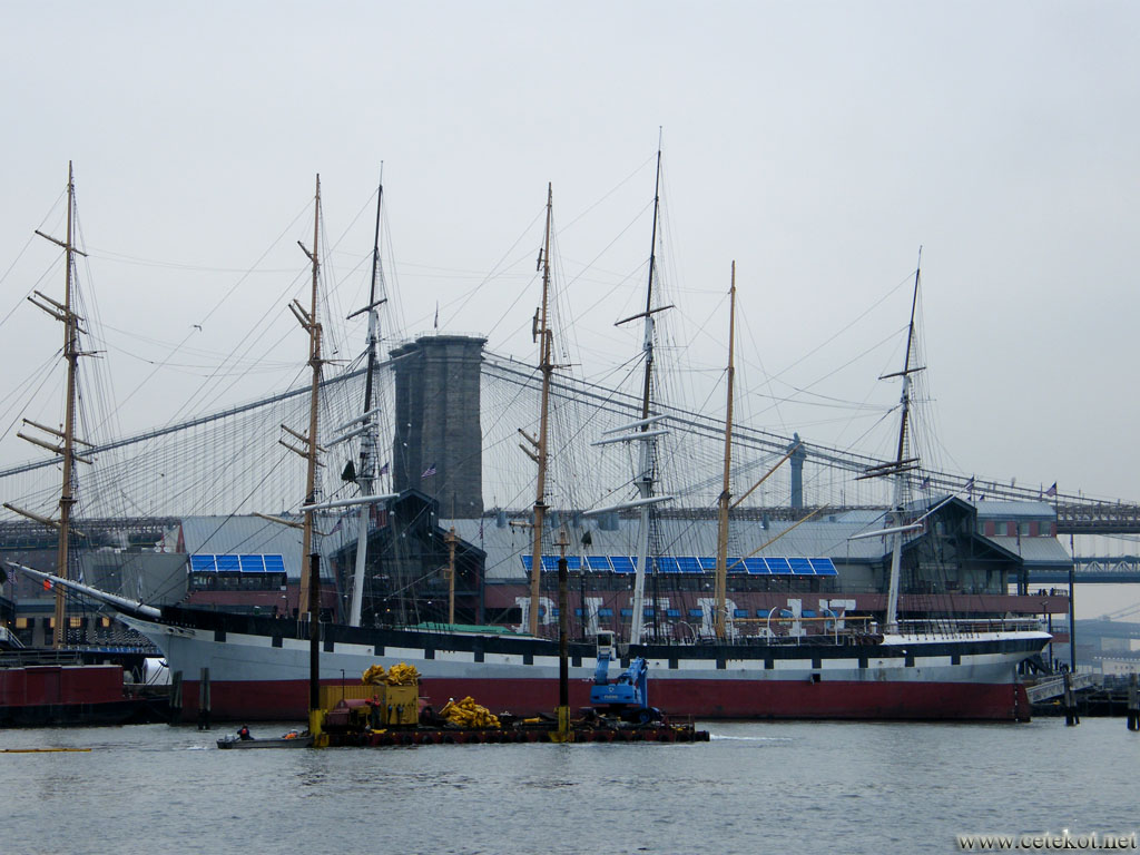 Нью Йорк: исторический корабль.
