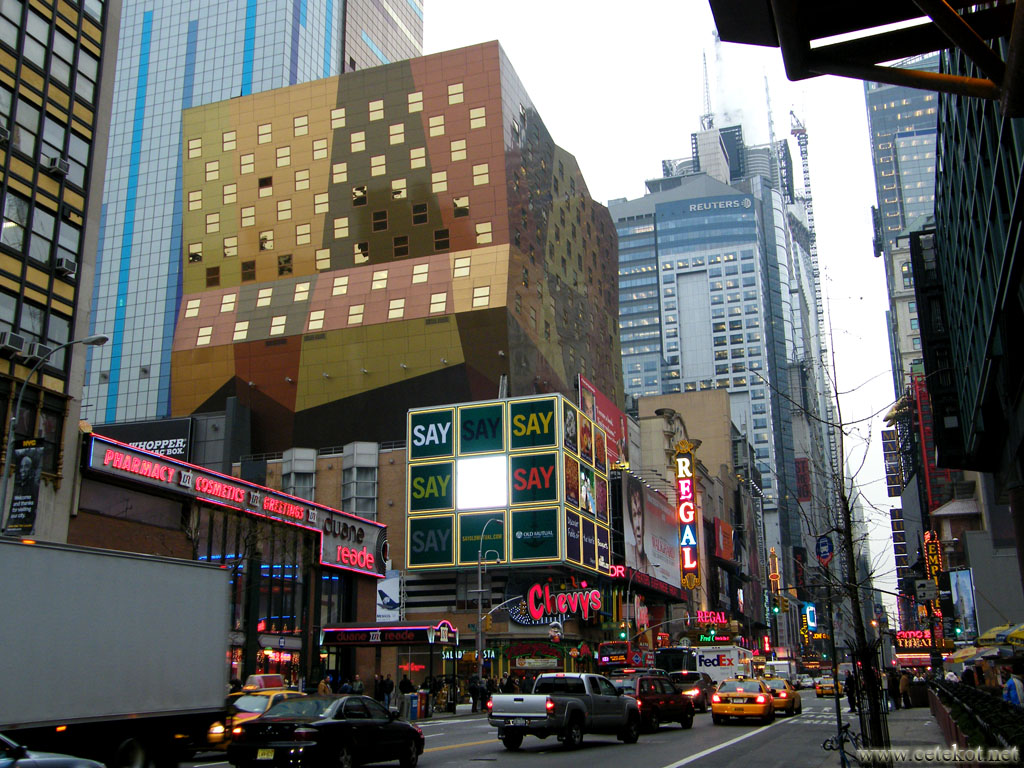 Нью Йорк: бесконечная реклама в центре Манхеттена.